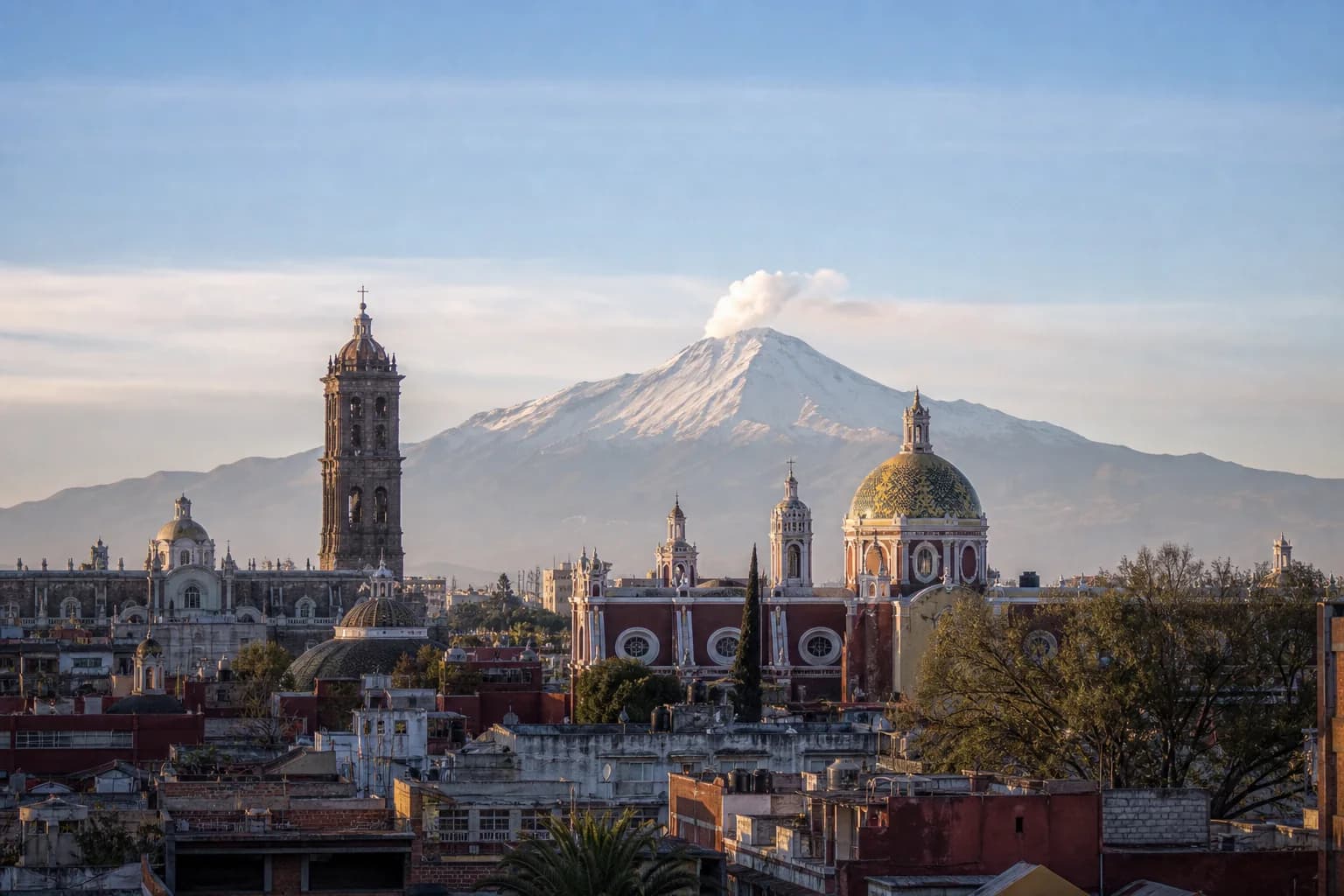 Vista de Puebla con el volcán Popocatépetl al fondo