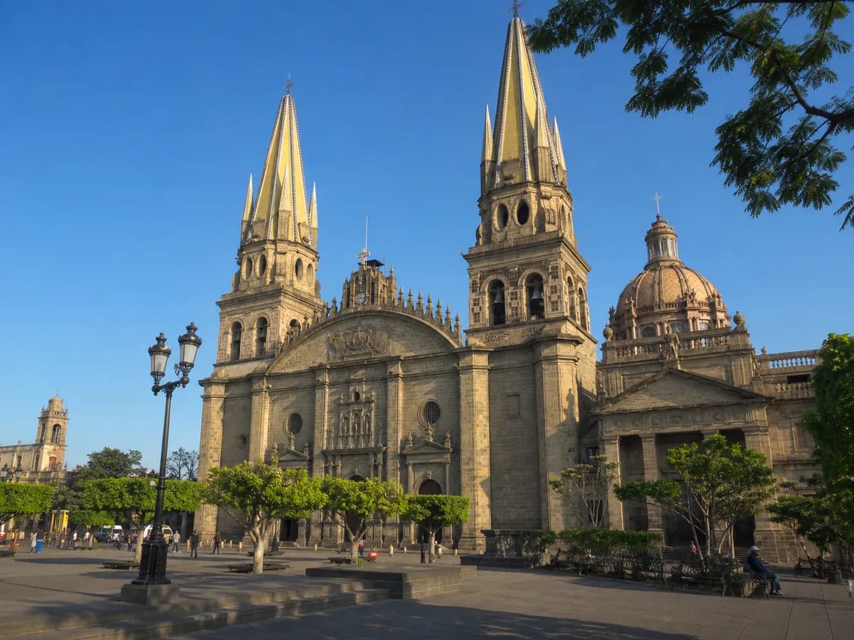 Catedral de Guadalajara y su plaza bajo el cielo azul de Jalisco