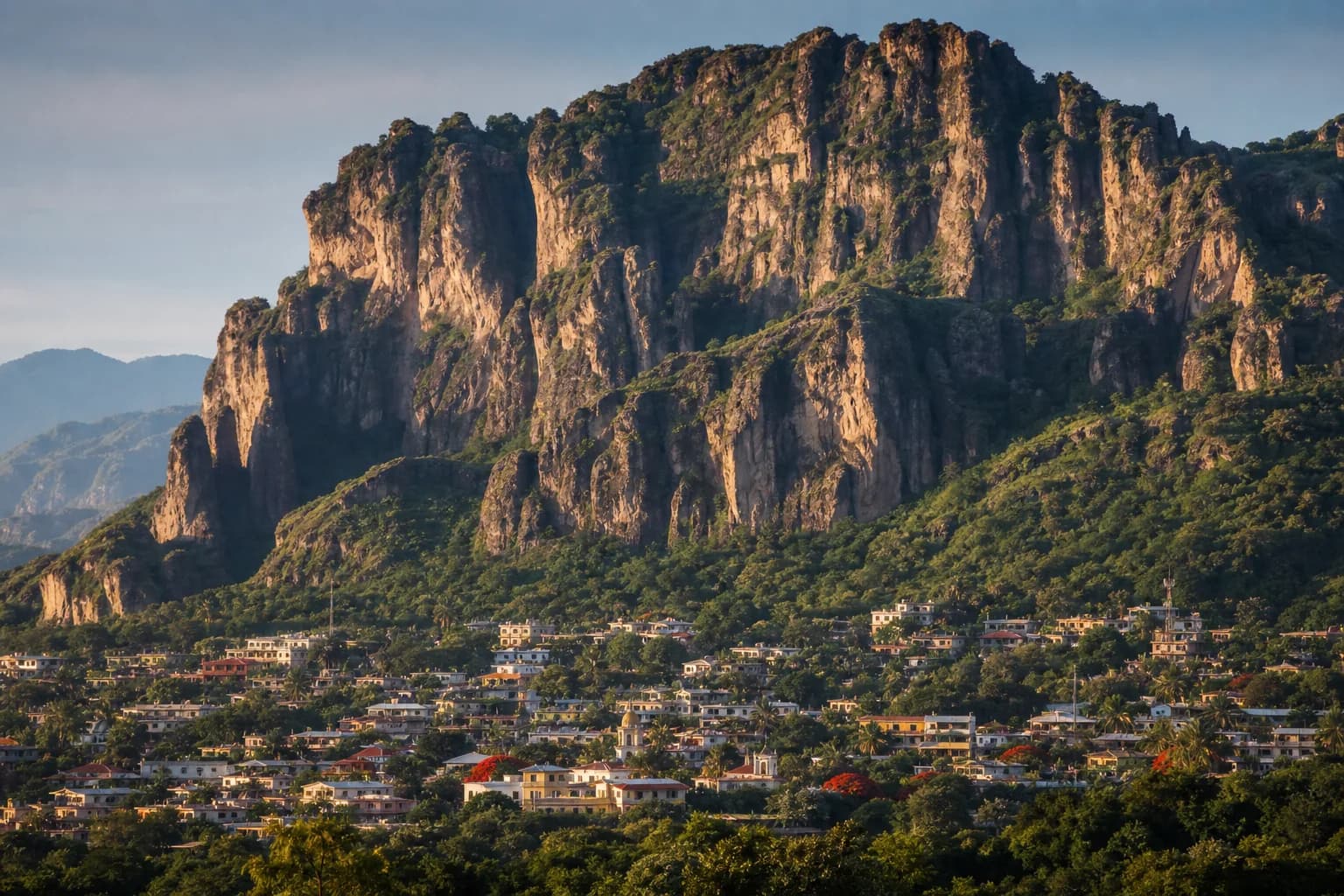 Peñones del Tepozteco elevándose sobre Tepoztlán
